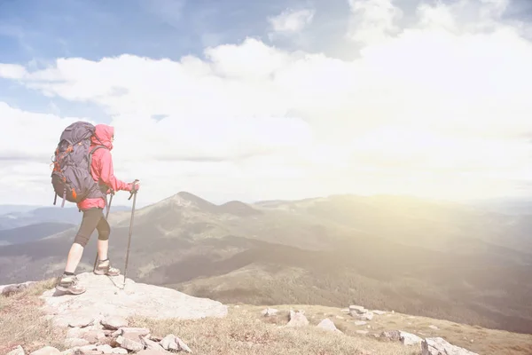 Gezgin kadın sırt çantası ile dağlarda seyahat Lifestyl hiking — Stok fotoğraf