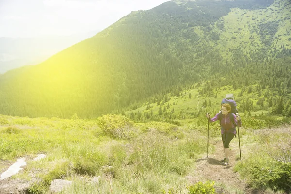 Traveler Woman hiking in mountains with backpack Travel Lifestyl — Stock Photo, Image