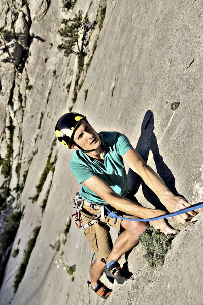 Alpinista alcançando sua próxima mão segurar, Joshua Tree Nation — Fotografia de Stock