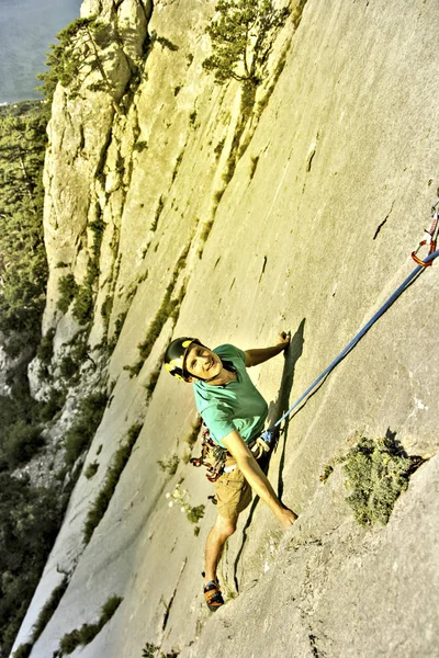 Sonraki el için ulaşan dağcı tutun, Joshua Tree Nation — Stok fotoğraf