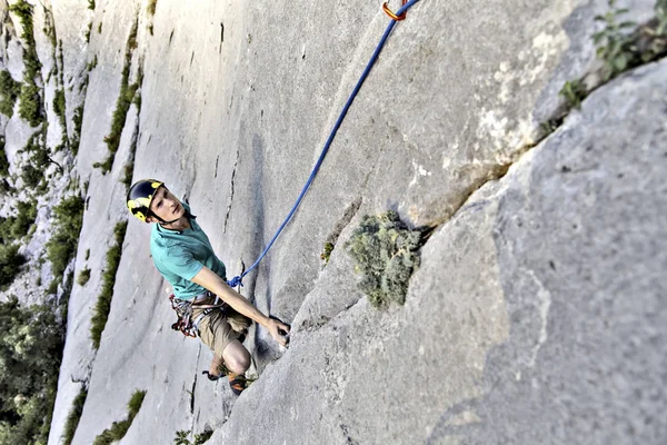 Alpinista alcançando sua próxima mão segurar, Joshua Tree Nation — Fotografia de Stock