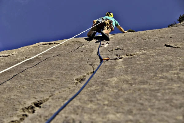 Escalade atteignant sa prochaine prise de main, Joshua Tree Nation — Photo