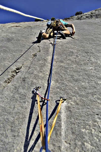 Rock climber reaching for his next hand hold, Joshua Tree Nation — Stock Photo, Image