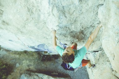 Zorlu bir uçurum artan dağcı. Aşırı spor climbi