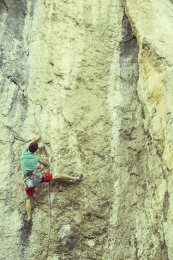 Zorlu bir uçurum artan dağcı. Aşırı spor climbi