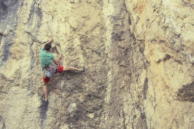 Zorlu bir uçurum artan dağcı. Aşırı spor climbi
