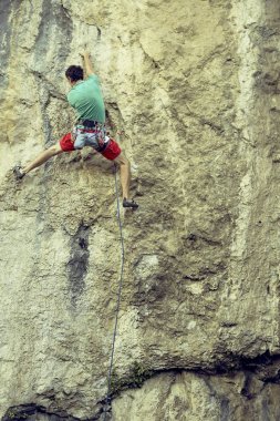 Zorlu bir uçurum artan dağcı. Aşırı spor climbi