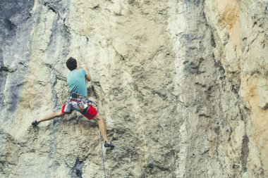 Zorlu bir uçurum artan dağcı. Aşırı spor climbi