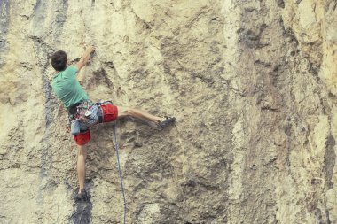 Zorlu bir uçurum artan dağcı. Aşırı spor climbi