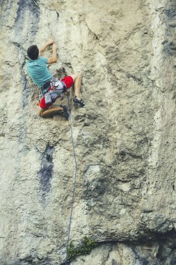 Zorlu bir uçurum artan dağcı. Aşırı spor climbi