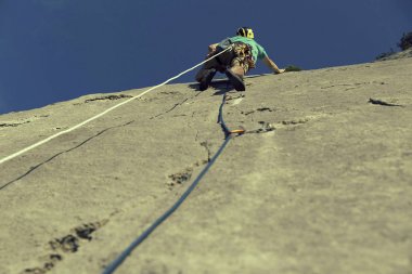 Zorlu bir uçurum artan dağcı. Aşırı spor climbi