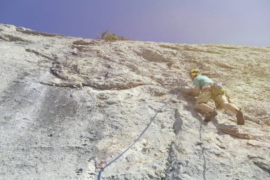 Zorlu bir uçurum artan dağcı. Aşırı spor climbi