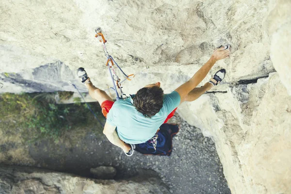 Escalador escalando un acantilado desafiante. Escalada deportiva extrema — Foto de Stock