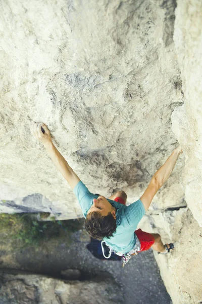 Skalisty arywista rosnącej trudnych urwiska. Climbi Extreme sport — Zdjęcie stockowe