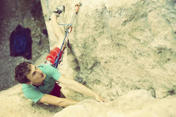 Skalisty arywista rosnącej trudnych urwiska. Climbi Extreme sport — Zdjęcie stockowe