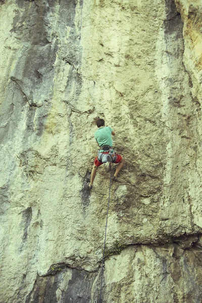 Rock klimmer oplopende een uitdagende klif. Extreme sport climbi — Stockfoto