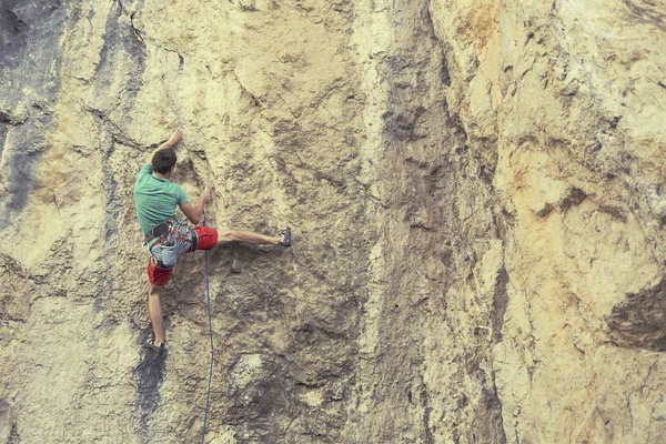 Skalisty arywista rosnącej trudnych urwiska. Climbi Extreme sport — Zdjęcie stockowe