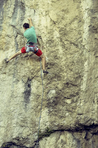 Bergsklättrare stigande en utmanande klippa. Extrem sport climbi — Stockfoto