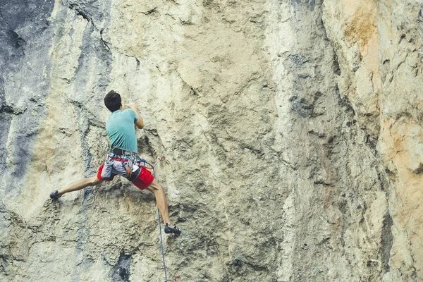 Skalisty arywista rosnącej trudnych urwiska. Climbi Extreme sport — Zdjęcie stockowe