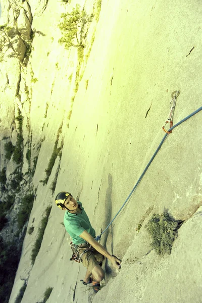 Rock klimmer oplopende een uitdagende klif. Extreme sport climbi — Stockfoto