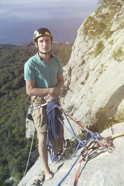 오름차순 어려운 절벽 바위 산악인입니다. 익 스 트림 스포츠 climbi — 스톡 사진