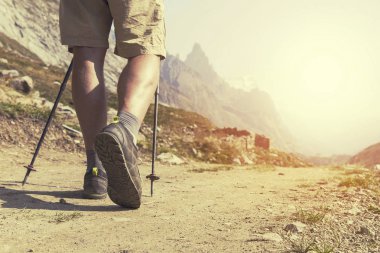 Uzun yürüyüşe çıkan kimse sırt çantaları ile dağ tepe zirvesine ulaşır. Başarı