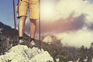 Uzun yürüyüşe çıkan kimse sırt çantaları ile dağ tepe zirvesine ulaşır. Başarı