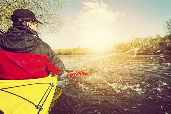 Hombre remando en un kayak en el río . —  Fotos de Stock