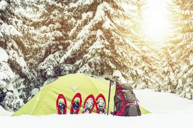 Kampanya Mont Blanc çevresinde. Karda çadırı mı.