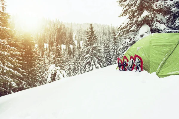 Kampanj runt Mont Blanc. Tältet är i snön. — Stockfoto