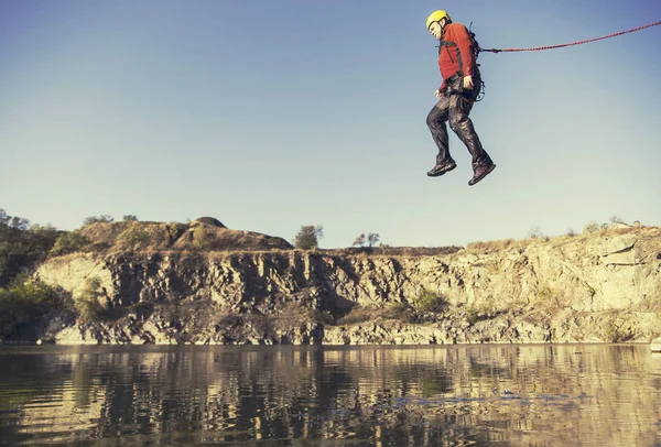 Salta giù da una scogliera in un canyon con una corda . — Foto Stock