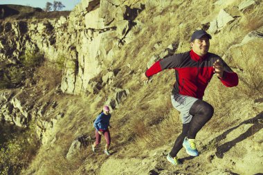 İçinde volkanik dağ yolu üzerinde yarış çift koşucular çalıştıran iz