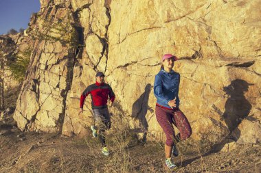 İçinde volkanik dağ yolu üzerinde yarış çift koşucular çalıştıran iz