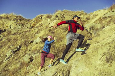 İçinde volkanik dağ yolu üzerinde yarış çift koşucular çalıştıran iz