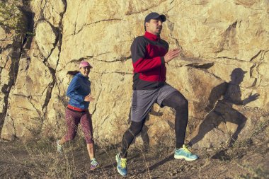 İçinde volkanik dağ yolu üzerinde yarış çift koşucular çalıştıran iz