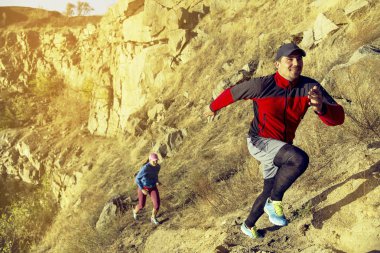 İçinde volkanik dağ yolu üzerinde yarış çift koşucular çalıştıran iz