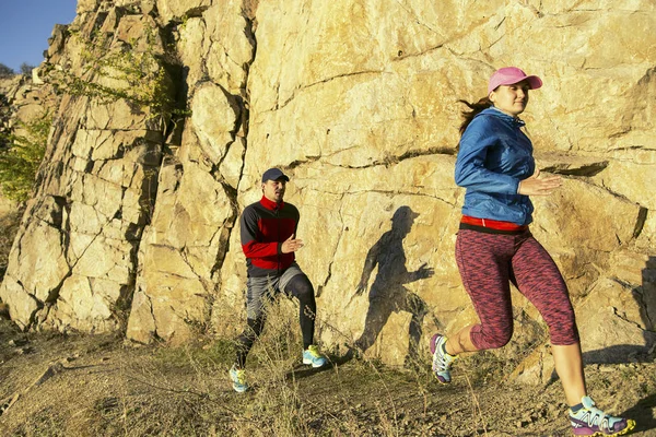 Trail running paar lopers rennen op bergpad in vulkanische — Stockfoto