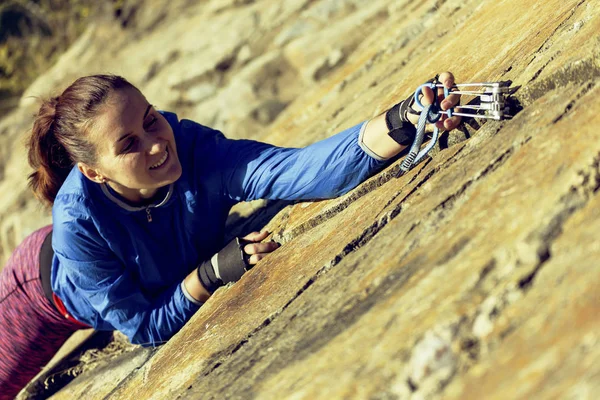 Жінка скелястий альпініст піднімається на скелю. скельний альпініст піднімається на — стокове фото