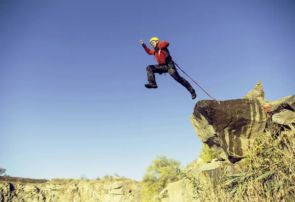 Saltar de um penhasco para um desfiladeiro com uma corda . — Fotografia de Stock