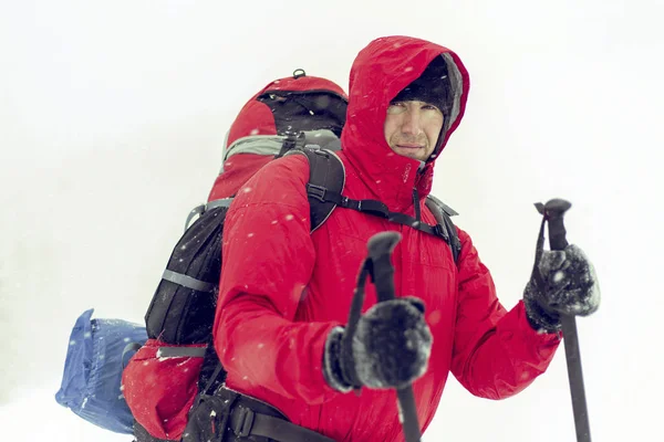A hótalp hegymászó hordoz egy hátizsák. Utazás a ruhát hegyi — Stock Fotó