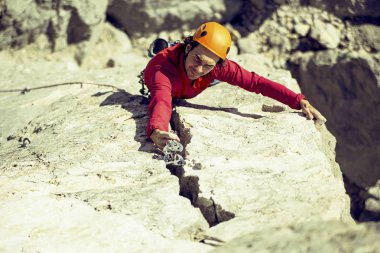 Tırmanıcı bir tırmanış için büyük bir duvar yapar..