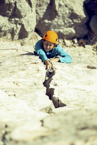 Сходження на велику стіну робить альпініст . — стокове фото