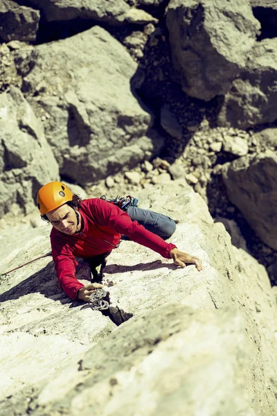 Ο ορειβάτης κάνει μια ανάβαση σε έναν μεγάλο τοίχο. — Φωτογραφία Αρχείου