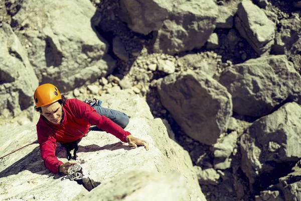 Der Kletterer schafft den Aufstieg zu einer großen Wand. — Stockfoto