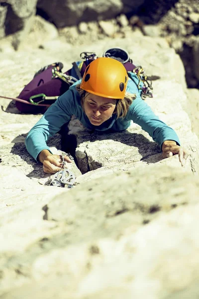 El escalador hace un ascenso a una gran pared . — Foto de Stock