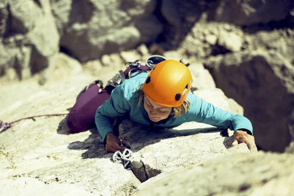 Der Kletterer schafft den Aufstieg zu einer großen Wand. — Stockfoto
