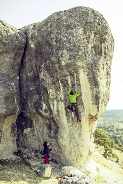 Two climbers practice on rocks. — Stock Photo, Image