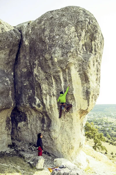 Two climbers practice on rocks. — Stock Photo, Image