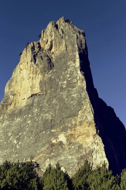 İki dağcı uçurumun tepesine tırmanmaya yapmak.