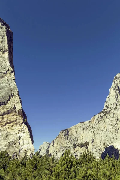 Two climbers make an ascent to the top of the cliff. — Stock Photo, Image